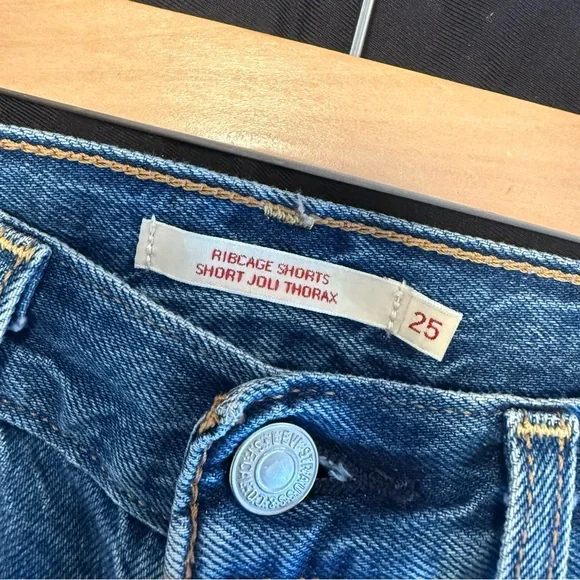 Levi’s Ribcage Shorts - Picture 3 of 3